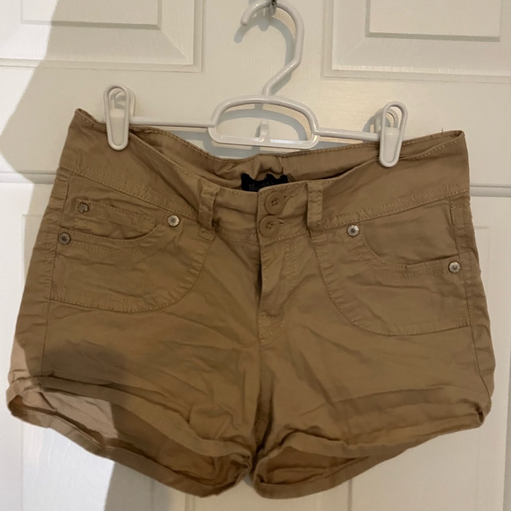 Wallflower Women's size 7 Tan Shorts